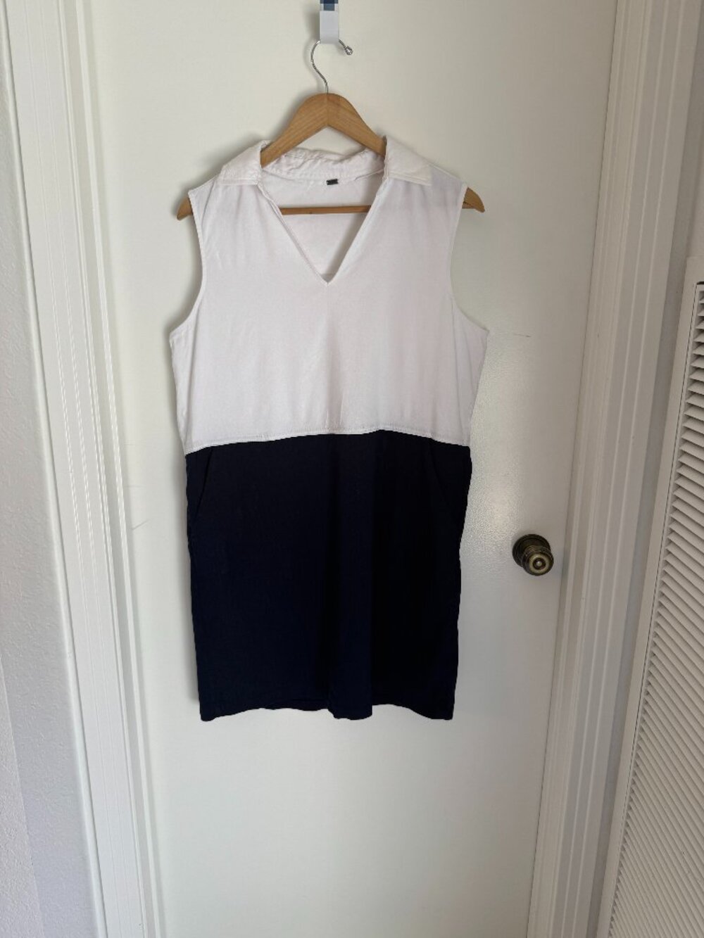 YFB Black/White Sleeveless Color Block V-Neck Dress with collar and pockets